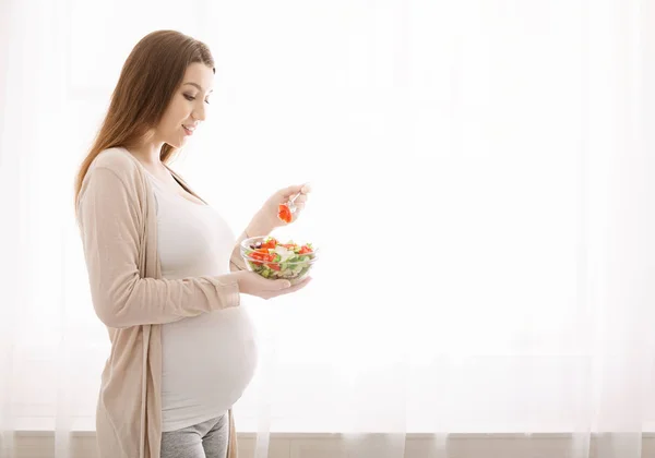 新鮮な自然野菜サラダを楽しむ妊婦さん — ストック写真