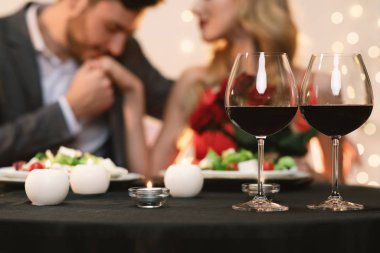 Lokantada sevgililer gününü birlikte kutlayan sevgili bir çift.