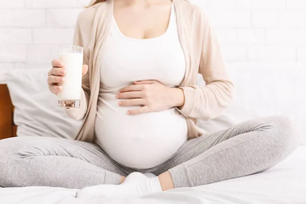 Wanita hamil menikmati susu segar, tutup — Stok Foto
