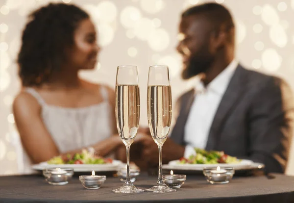 お祝いのディナーテーブルにシャンパン2杯 — ストック写真