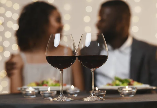 Foco seletivo em dois copos de vinho sobre casal preto — Fotografia de Stock