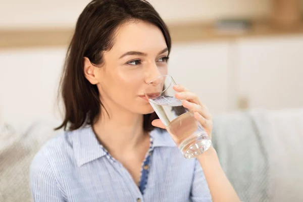 Gadis tersenyum minum air bersih dari kaca — Stok Foto