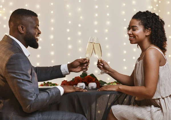 Glückliches Afro-Paar beim festlichen Abendessen im schicken Restaurant — Stockfoto