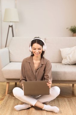 İnternette kulaklıkla müzik dinleyen kız