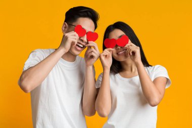 Aşık Asyalı çift sevgililer günü kartlarıyla gözlerini kapatıyor.