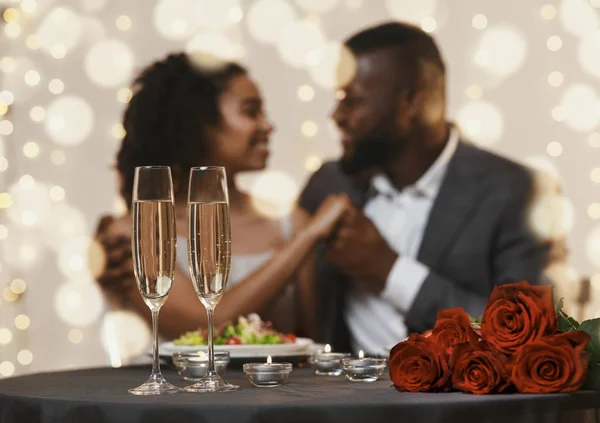 Afrykańska amerykańska para w miłości przytula się w restauracji — Zdjęcie stockowe