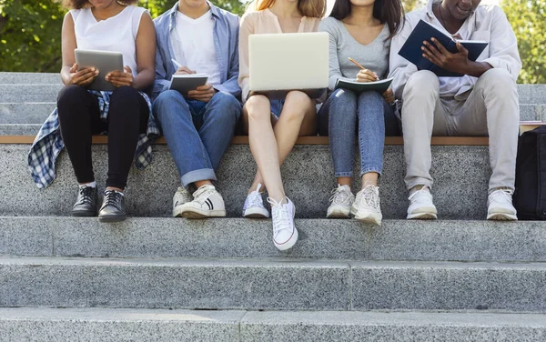 Przyłapani na międzynarodowych studentach odrabiających lekcje na ulicy — Zdjęcie stockowe