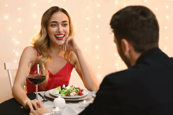 Jovem casal amoroso desfrutando de data romântica no restaurante — Fotografia de Stock