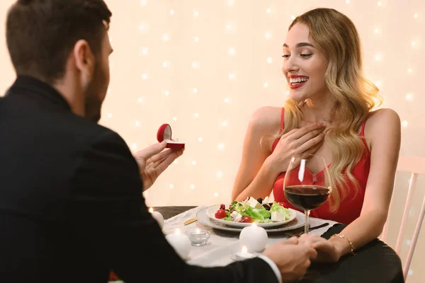 Amado namorado propondo namorada para se casar com ele na data no restaurante — Fotografia de Stock