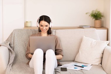 Kulaklıkla akıllı telefondan müzik dinleyen kız