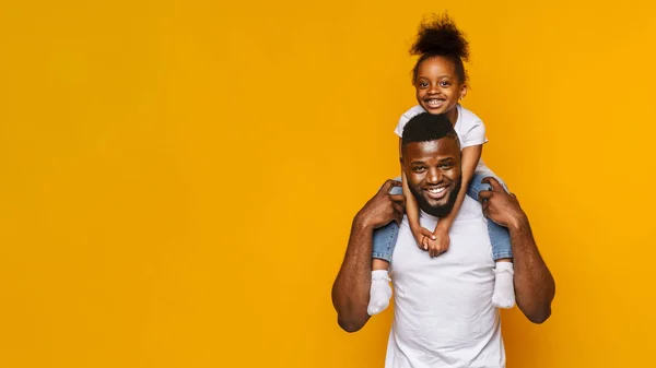 Šťastný africký rodinný otec a dcera pózují přes žlutou — Stock fotografie