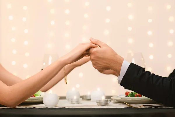 認識できないカップルが提供するレストランのテーブルの上に手を握る背景 — ストック写真