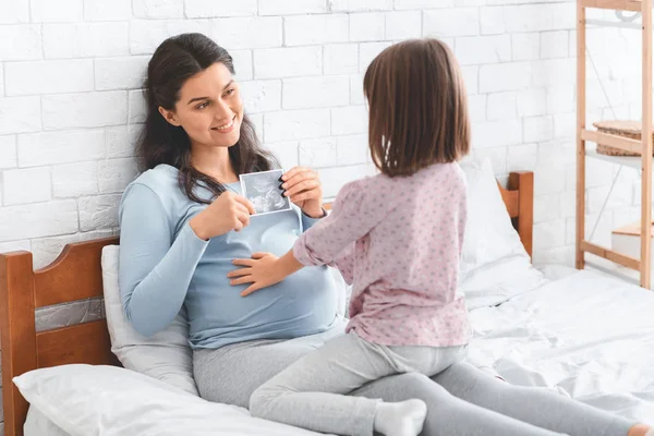 Esperando que la mujer hable con su hija sobre el embarazo —  Fotos de Stock