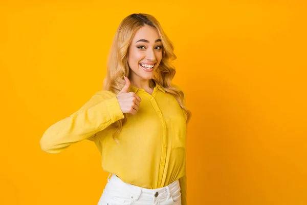 Like it. Overjoyed girl smiling and gesturing thumb up — Stock Photo, Image