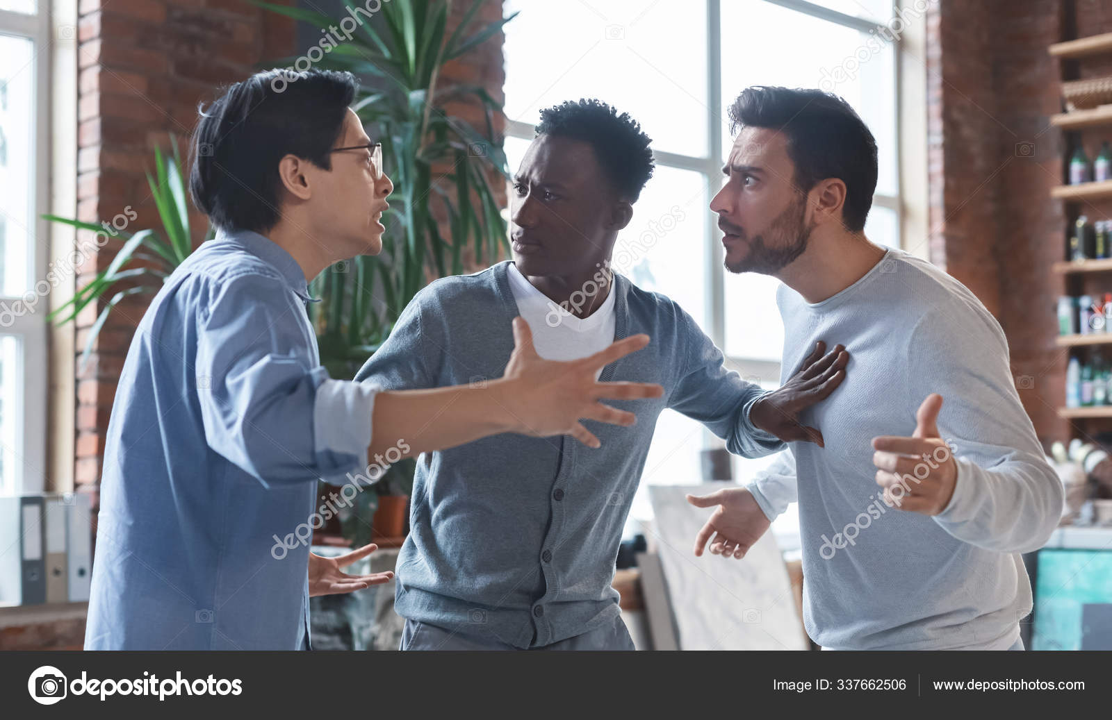 多种族同事在办公室争吵、利益冲突——图库图片© Milkos #337662506