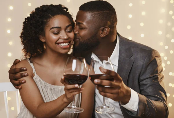 Nahaufnahme eines verliebten schwarzen Paares beim Anstoßen im Restaurant — Stockfoto