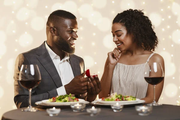 Bell'uomo nero che fa la proposta di matrimonio alla sua bella donna — Foto Stock