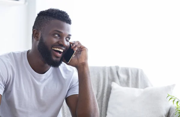 Gesprächiger afrikanisch-amerikanischer Mann telefoniert mit Freunden — Stockfoto