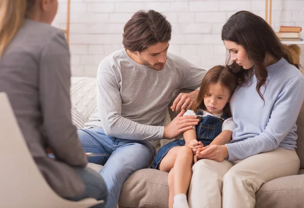 Parents inquiets réconfortant leur petite fille à la consultation psychologue — Photo