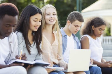 Güzel uluslararası öğrenciler final sınavlarına hazırlanıyor.