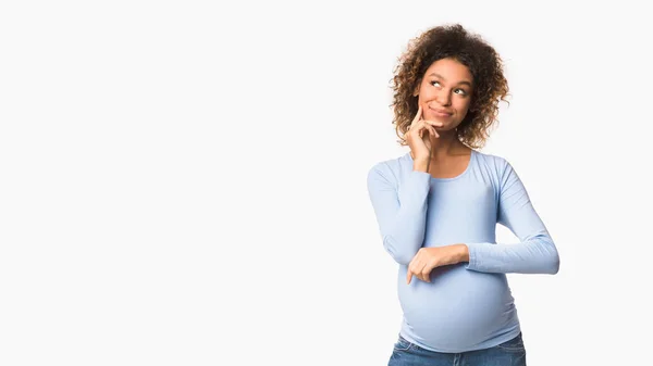 Mujer embarazada soñando, imaginando la vida de maternidad, espacio libre —  Fotos de Stock