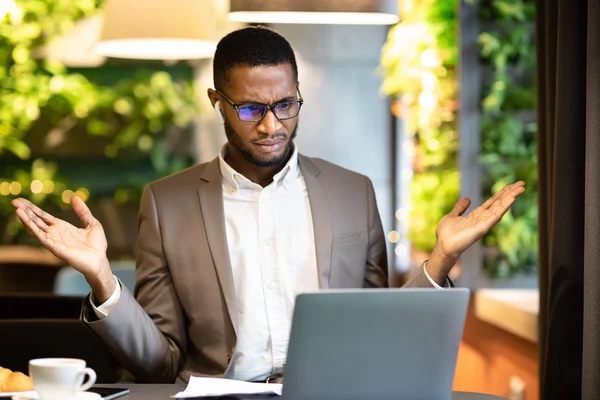 Sorprendido joven afro manager mirando su computadora —  Fotos de Stock