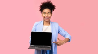 Siyah boş bilgisayar ekranı gösteren mutlu afro kız