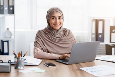 Ofiste çalışan mutlu Müslüman kadın ofis çalışanı portresi