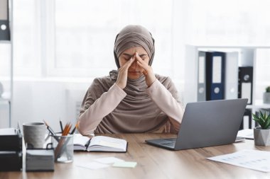 Ofiste Başörtüsü Altında Yorgun Müslüman İş kadınının Portresi