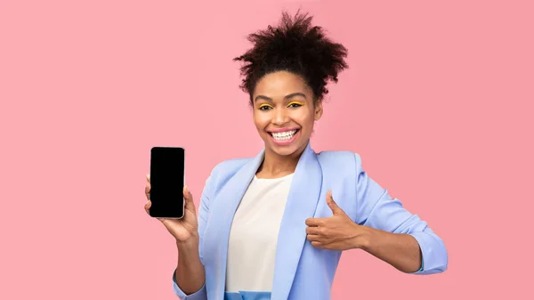 Schwarze Frau zeigt leeren schwarzen Handybildschirm — Stockfoto