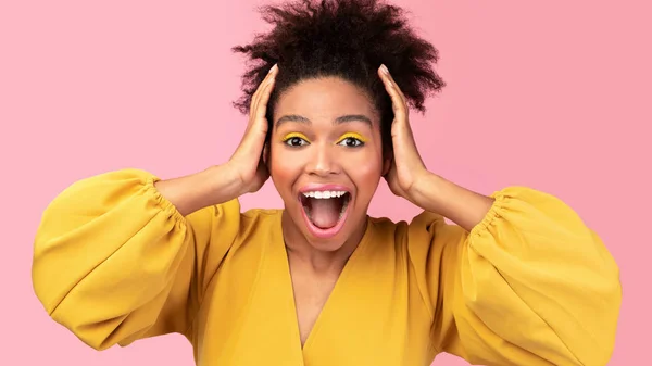 Boldog afro nő sikoltozik és megragadja a fejét — Stock Fotó
