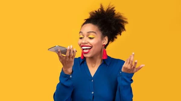 Happy afro woman using voice assistant on smartphone — Stock Photo, Image