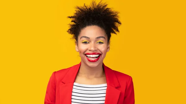 Close up portret van lachen zwart meisje — Stockfoto
