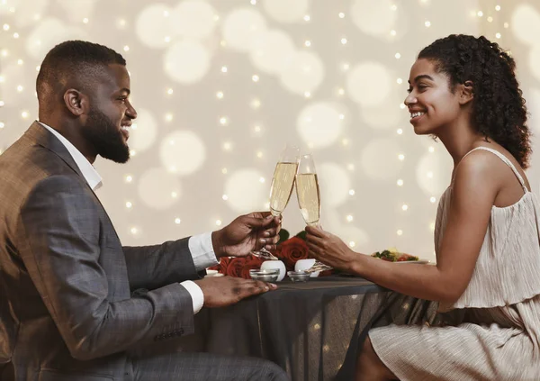 Junges schwarzes Paar trinkt Champagner für ihre Liebe — Stockfoto