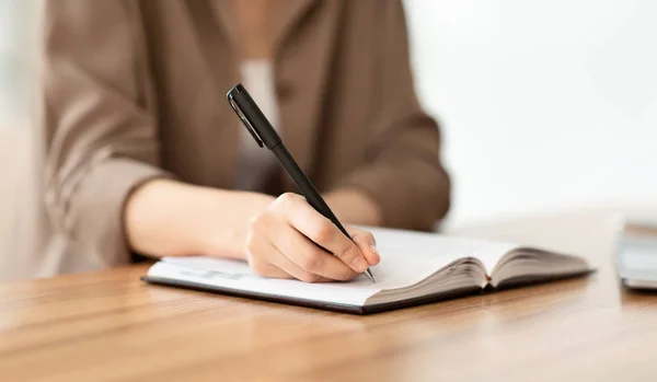 Cropped image of manager taking notes with pen — 스톡 사진