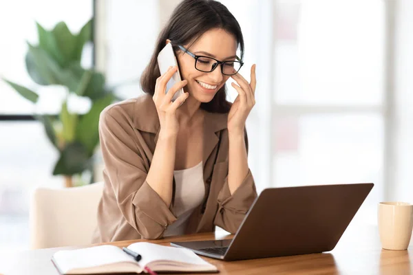 Chica emocionada hablando por teléfono en la oficina —  Fotos de Stock