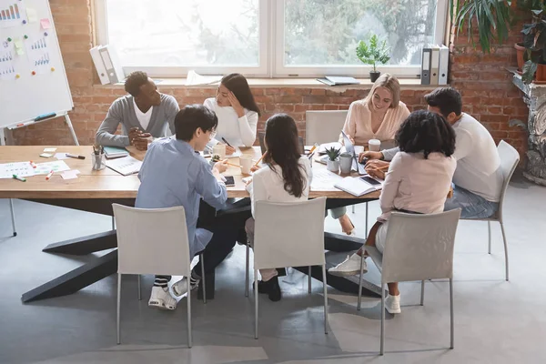 Geschäftstreffen junger Kreativer, Büroeinrichtung — Stockfoto