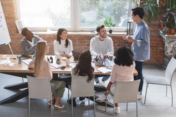 Asiático gerente haciendo presentación, teniendo reunión de negocios —  Fotos de Stock