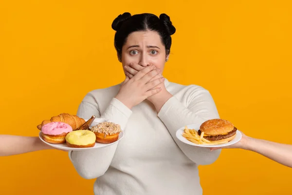 Plusz Size Girl borító száj, elutasítja, hogy enni kínált szemét élelmiszer — Stock Fotó