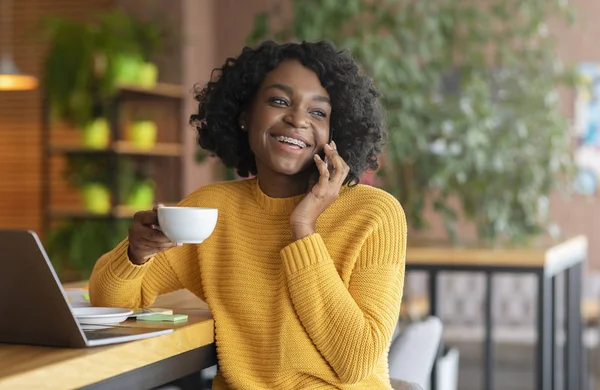 Positive Afro-Mädchen im Gespräch mit Kunden am Telefon — Stockfoto