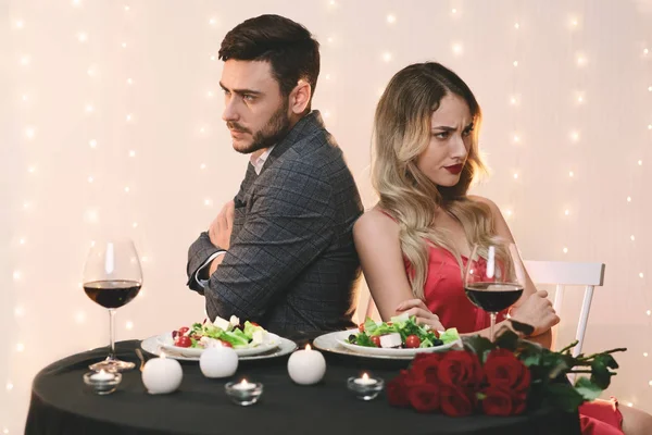 Millennial casal sentado de volta para trás depois de argumentar no restaurante — Fotografia de Stock