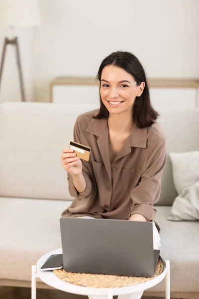 Chica joven haciendo compras sentado en el sofá — Foto de Stock