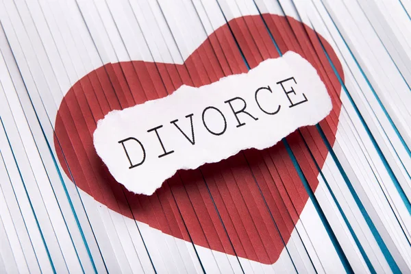Geschnittenes Papierherz mit Scheidungstext, auf blauem Hintergrund — Stockfoto