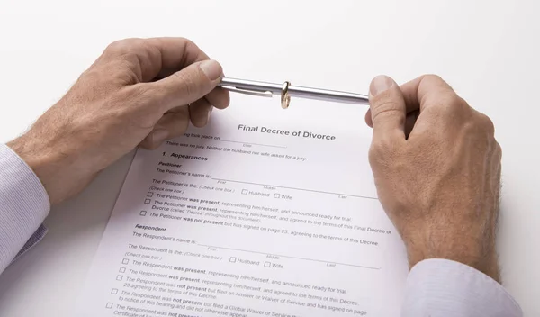 Echtgenoot leest onbetwiste echtscheiding decreet papier op witte tafel — Stockfoto