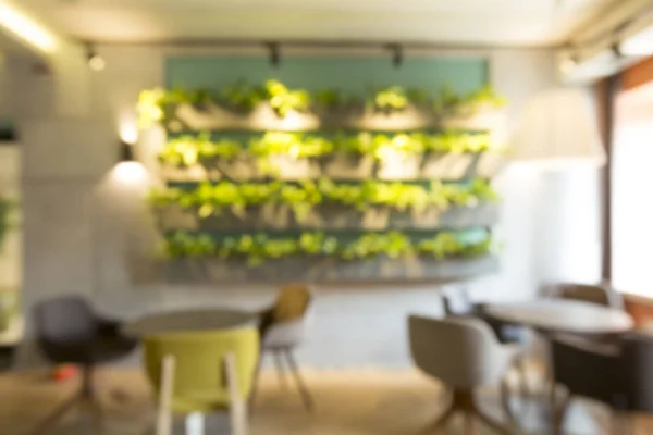 Interior borroso de café cafetería con plantas vivas y lugares para descansar — Foto de Stock