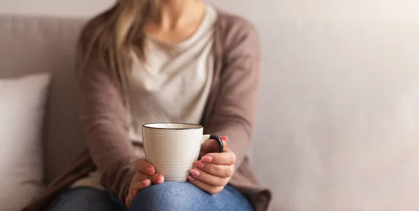 Heiße Kaffeetasse in den Händen einer jungen Dame, Panorama — Stockfoto