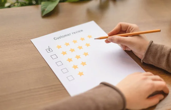 Independent auditor giving five star rating for satisfaction survey — 스톡 사진