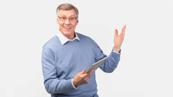 Excited Elderly Gentleman Using Tablet Standing Over Gray Background, Panorama — Stock Photo, Image