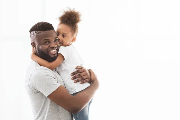 Linda família afro posando sobre fundo branco — Fotografia de Stock