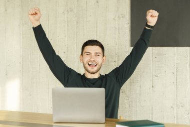 Laptop 'ta Milenyum Adamı Keyifli İş Başarı Ofiste Oturuyor
